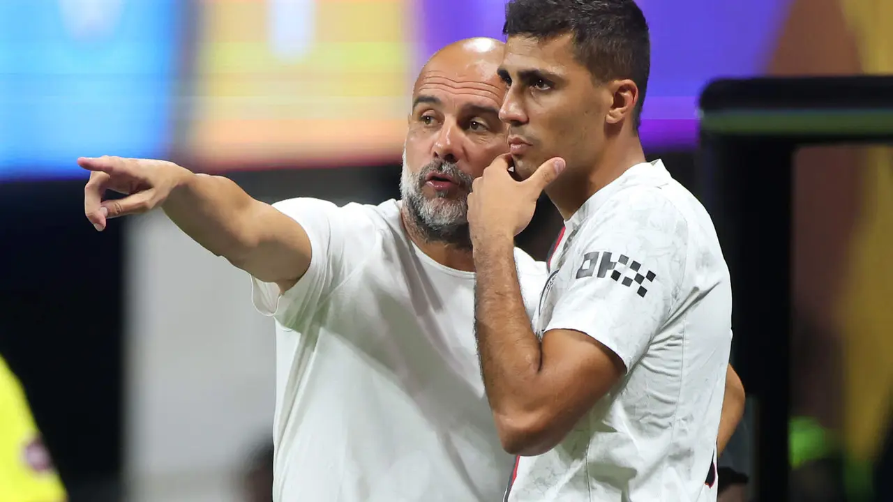 Pep Guardiola le da indicaciones a Rodri.