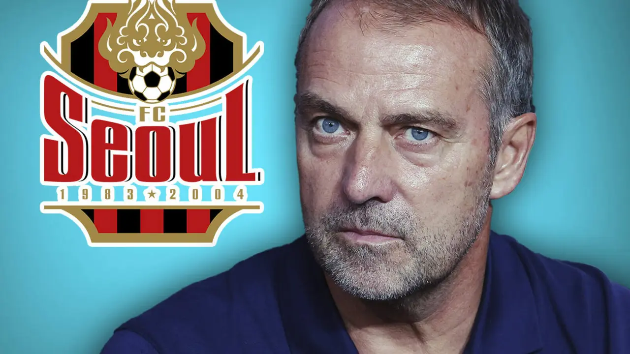 Hansi Flick junto al escudo del Seoul