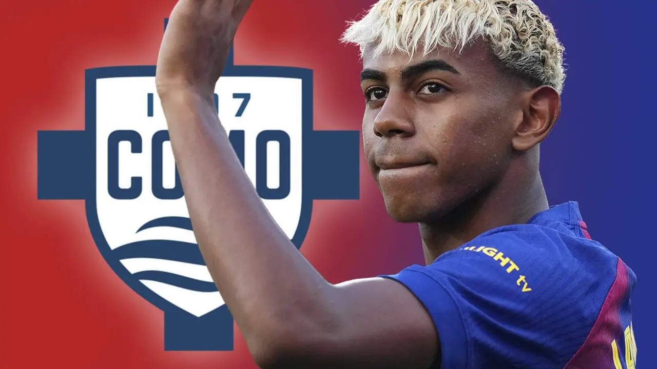 Lamine Yamal, frente al escudo del Como