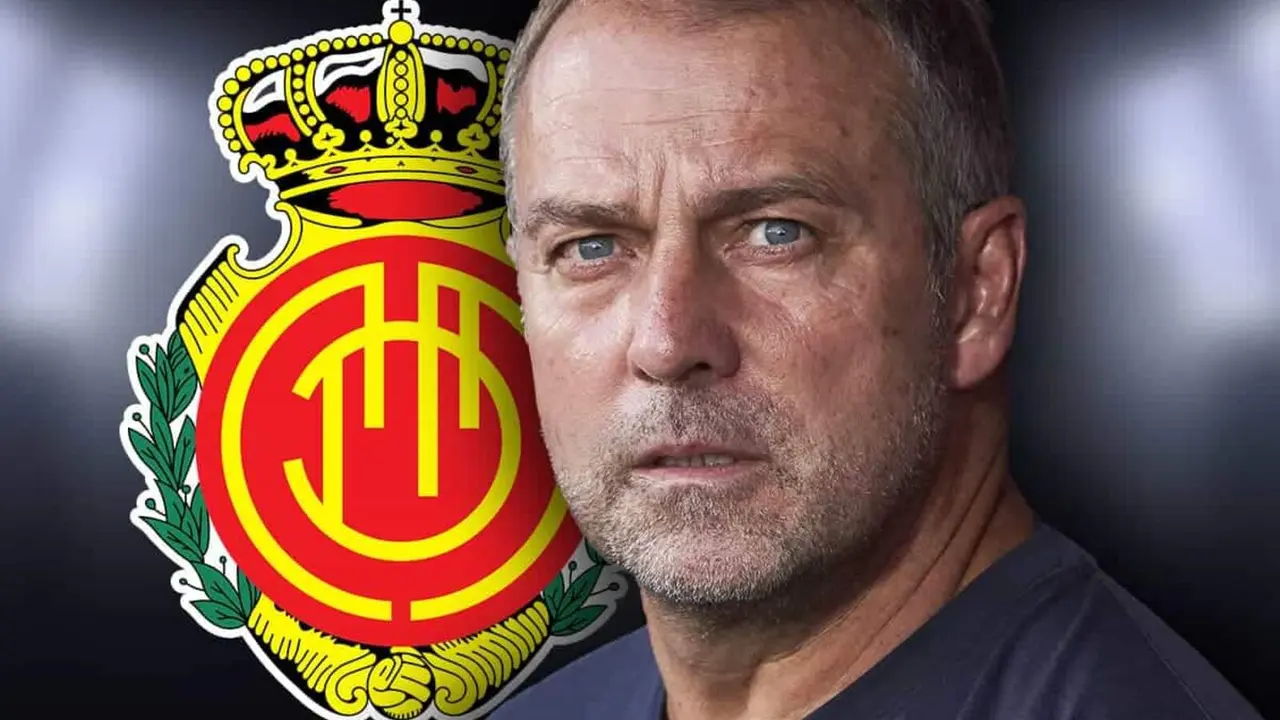 Hansi Flick junto al escudo del Mallorca