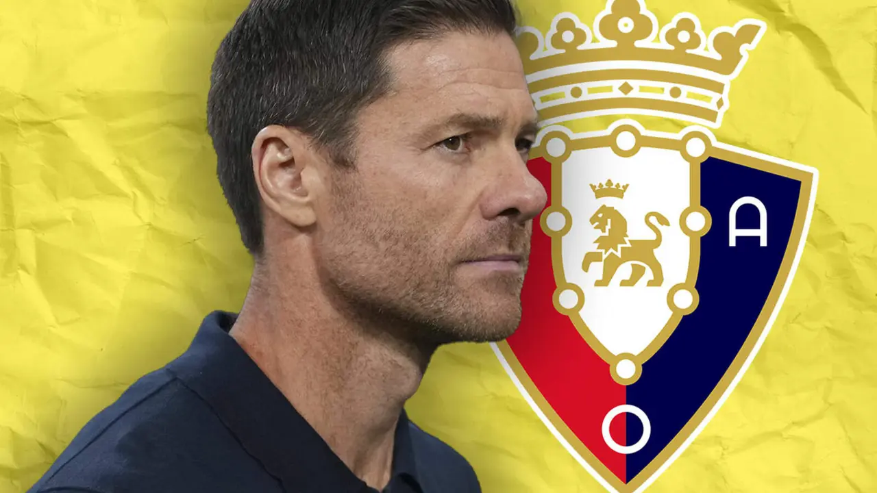 Xabi Alonso junto al escudo de Osasuna