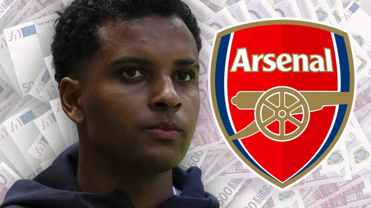 Rodrygo Goes junto al escudo del Arsenal