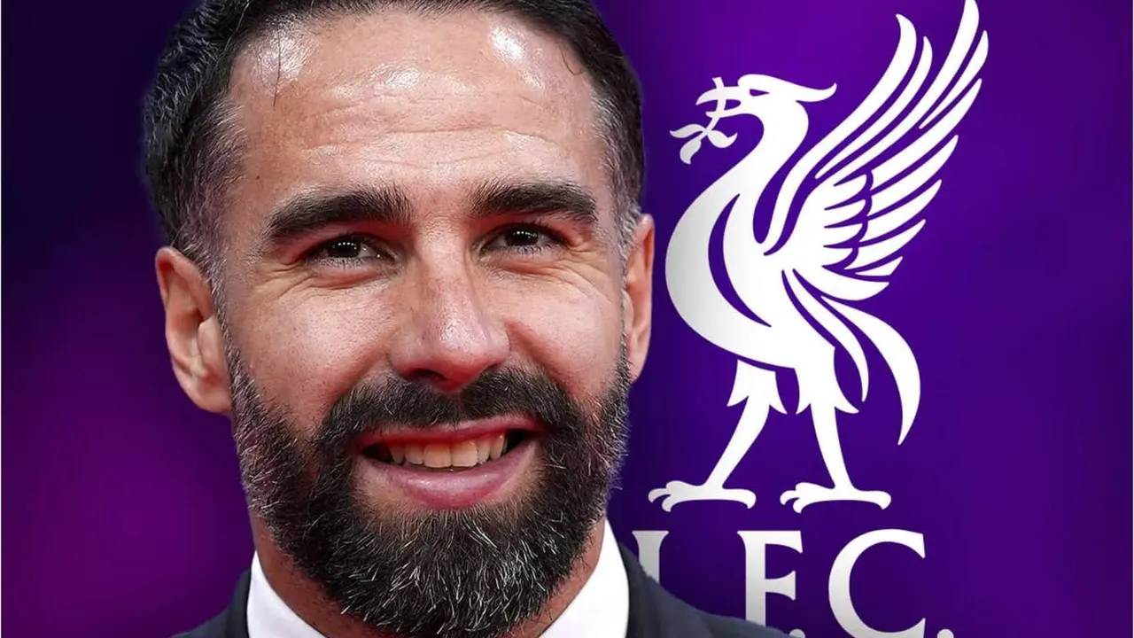 Dani Carvajal junto al escudo del Liverpool