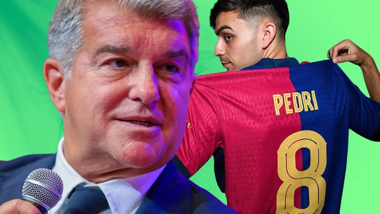 Joan Laporta con Pedri al fondo