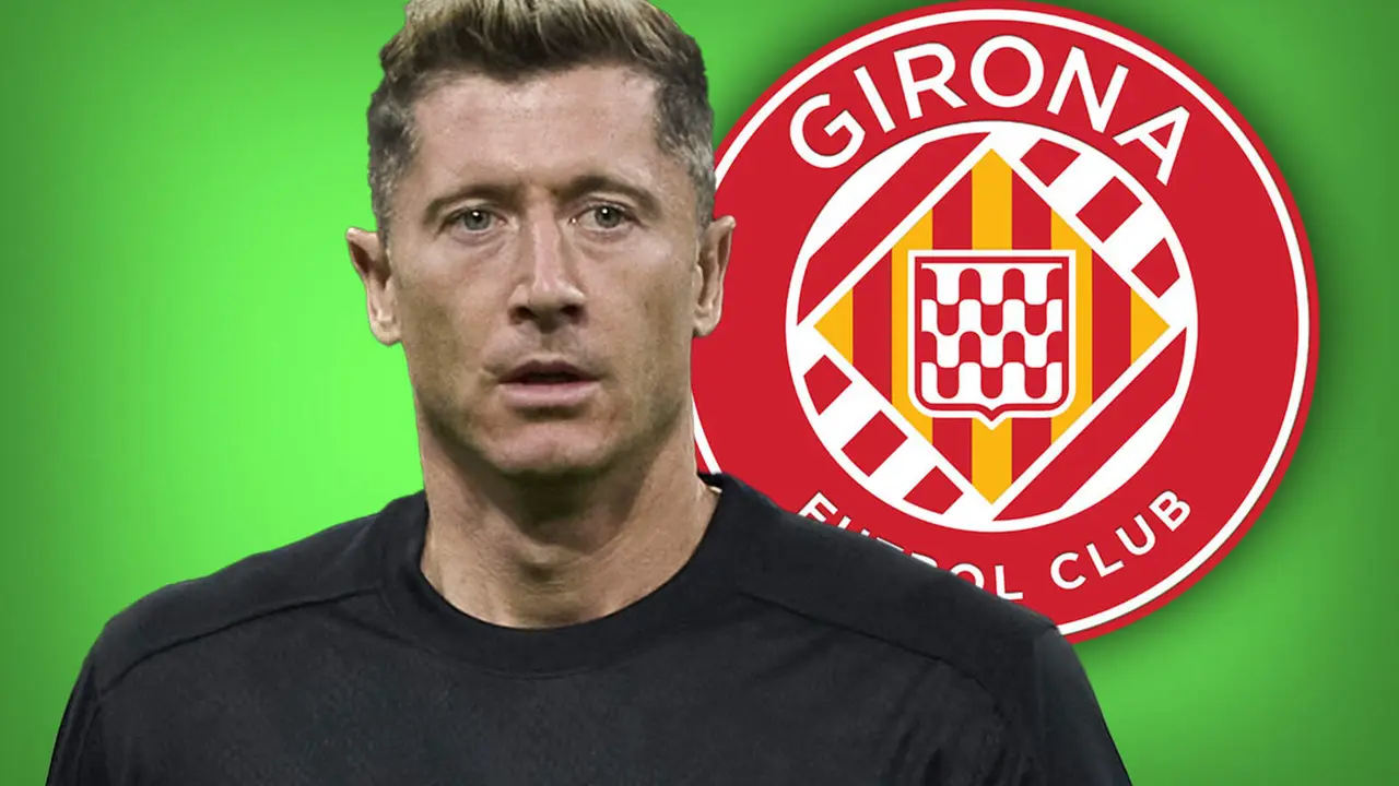 Lewandowski frente al escudo del Girona