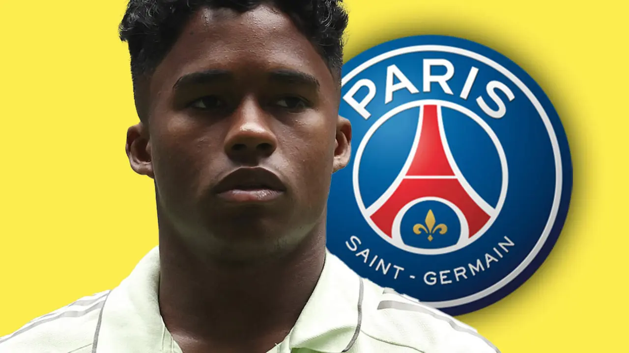 Endrick frente al escudo del PSG