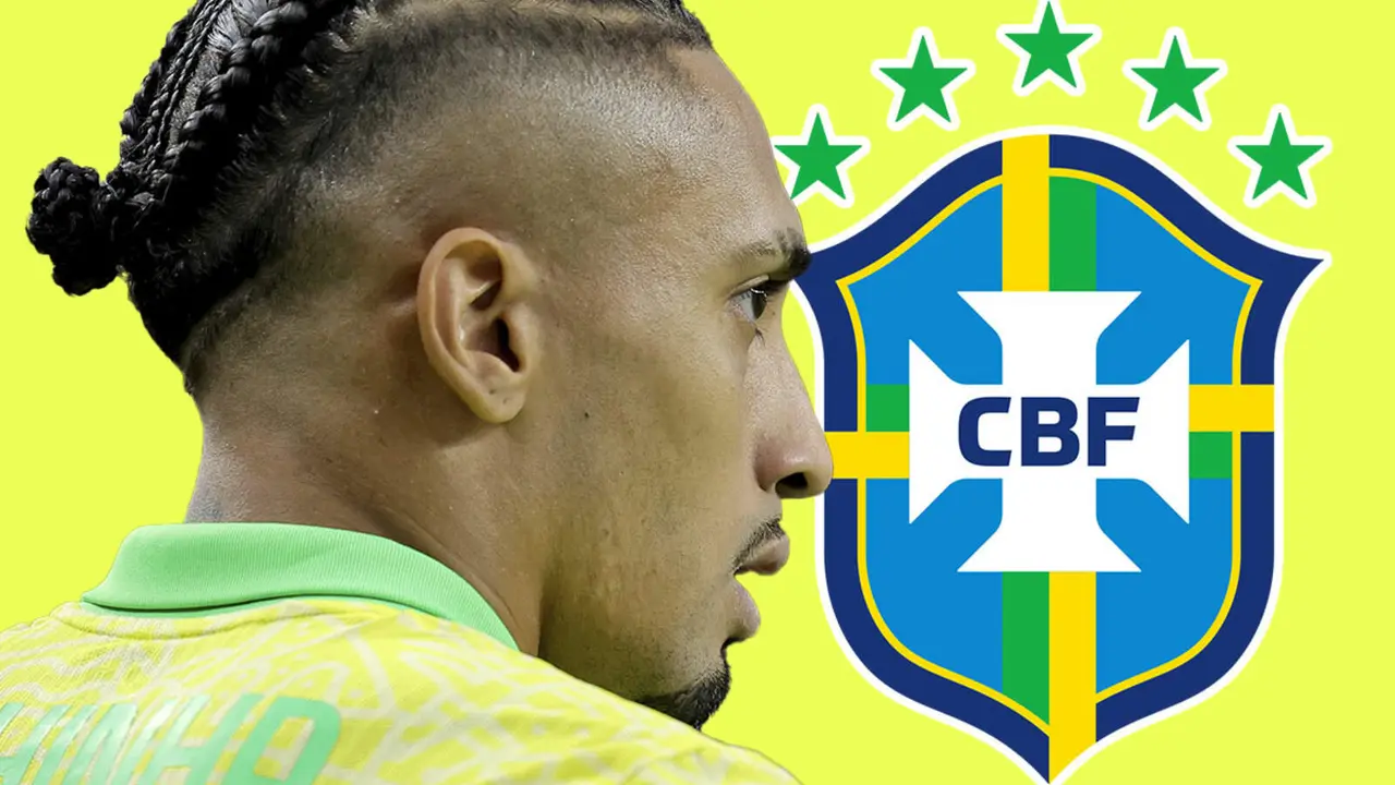Raphinha junto al escudo de la CBF