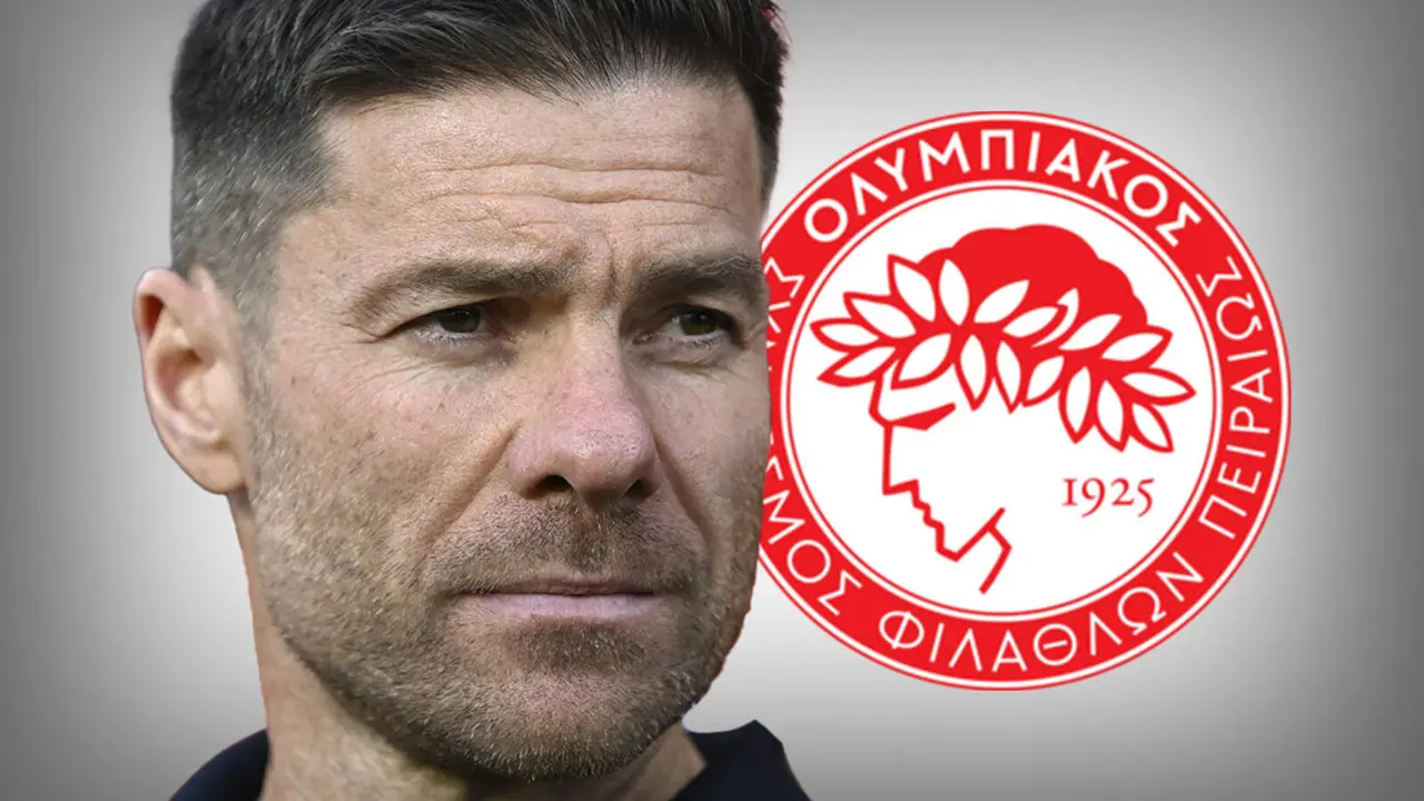 Xabi Alonso junto al escudo del Olympiacos
