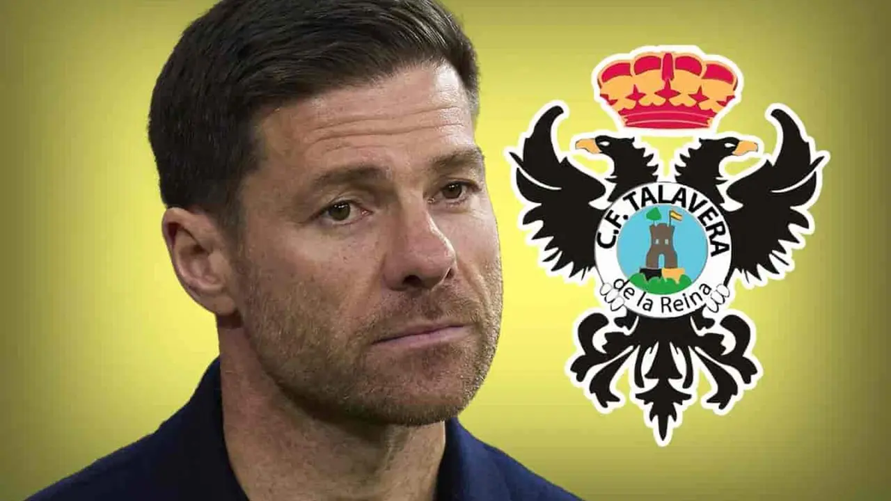 Xabi Alonso frente al escudo del CF Talavera