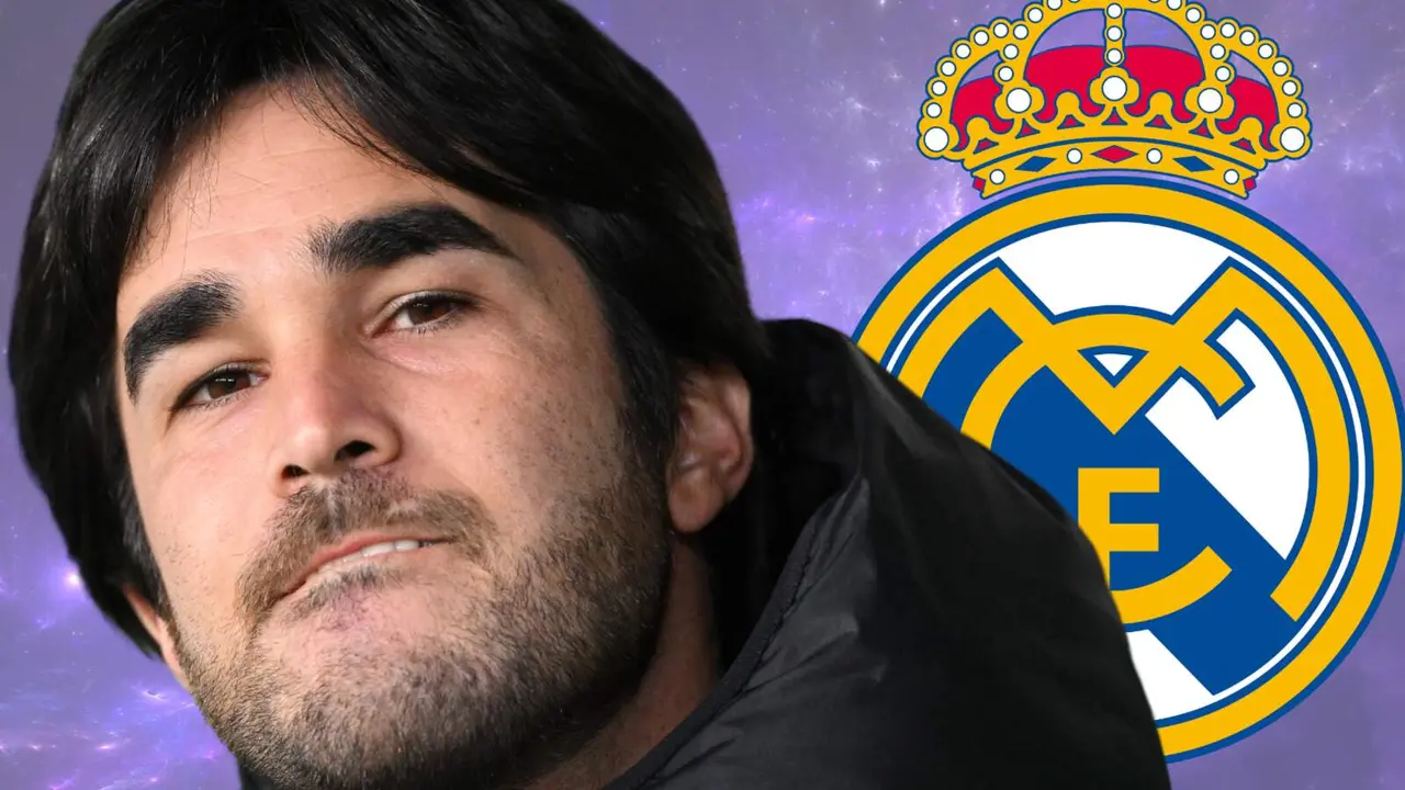 Pere Romeu junto al escudo del Real Madrid.