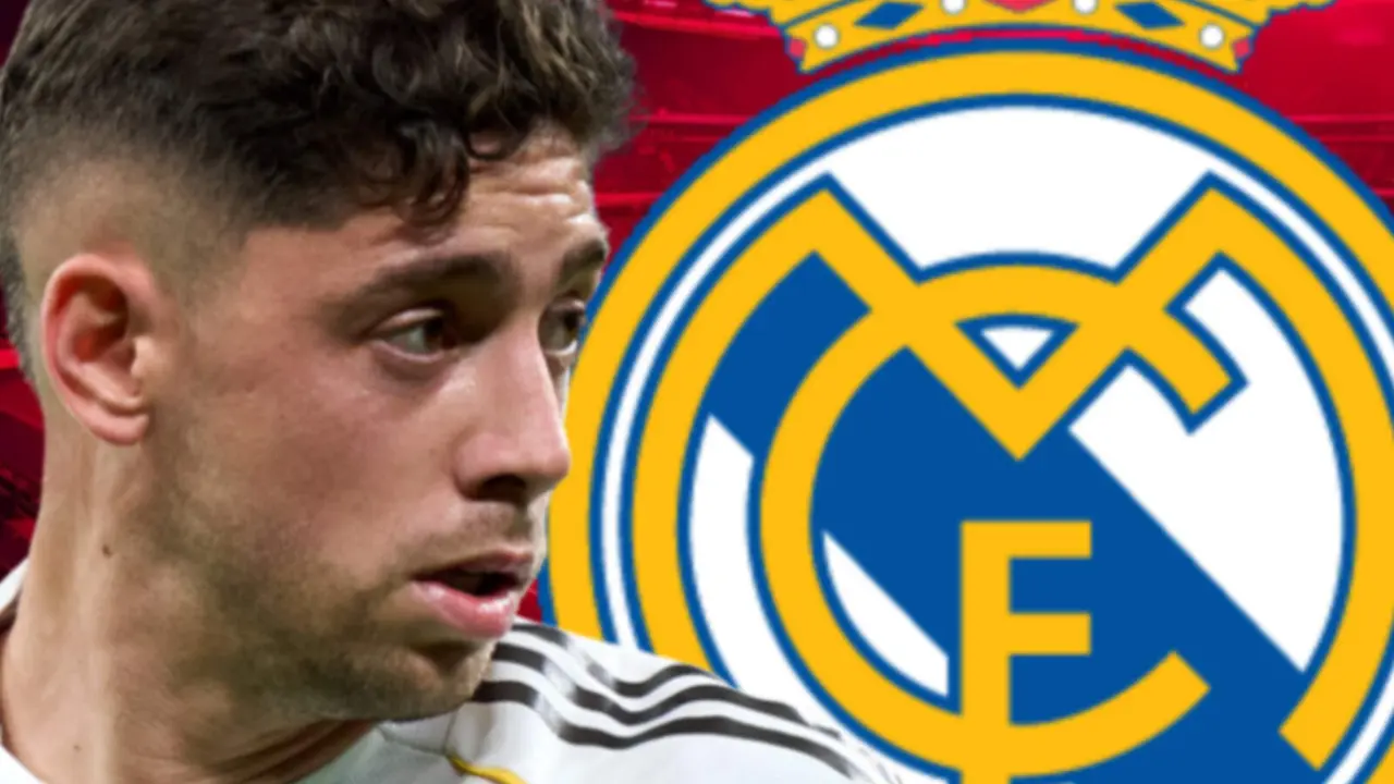 Fede Valverde junto al escudo del Real Madrid.