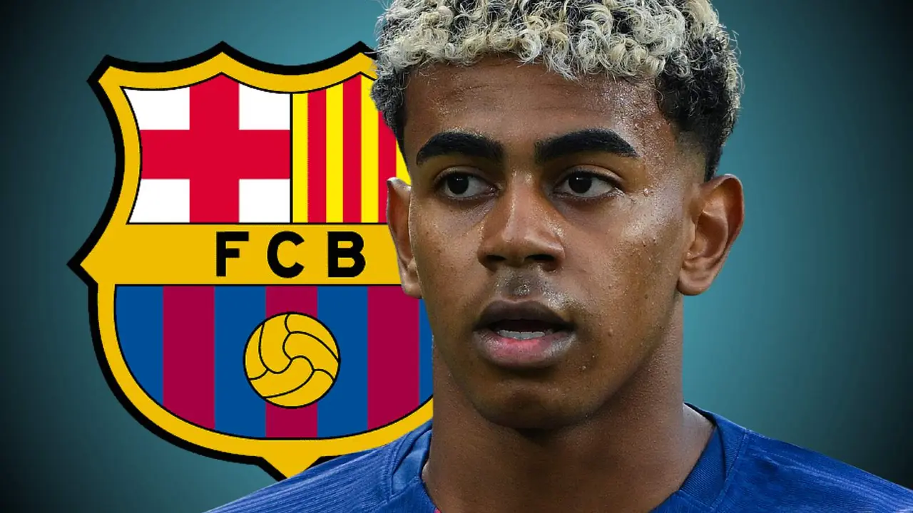 Lamine Yamal junto al escudo del FC Barcelona.