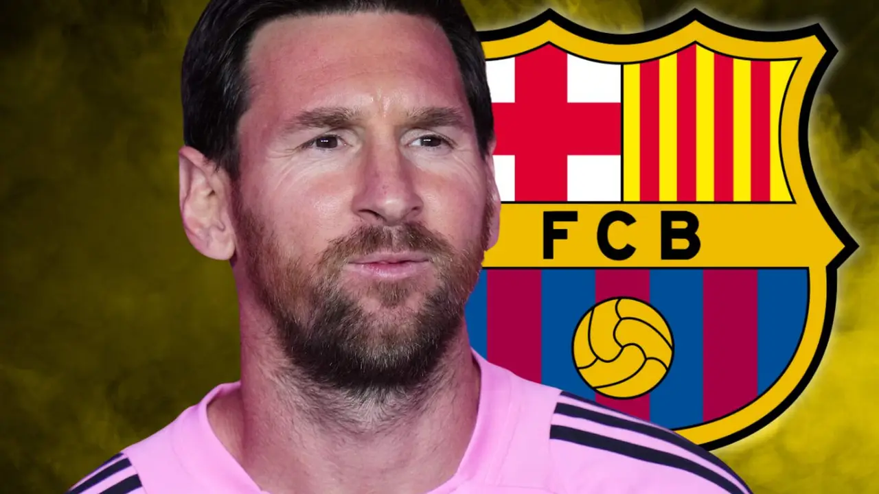 Leo Messi junto al escudo del FC Barcelona.