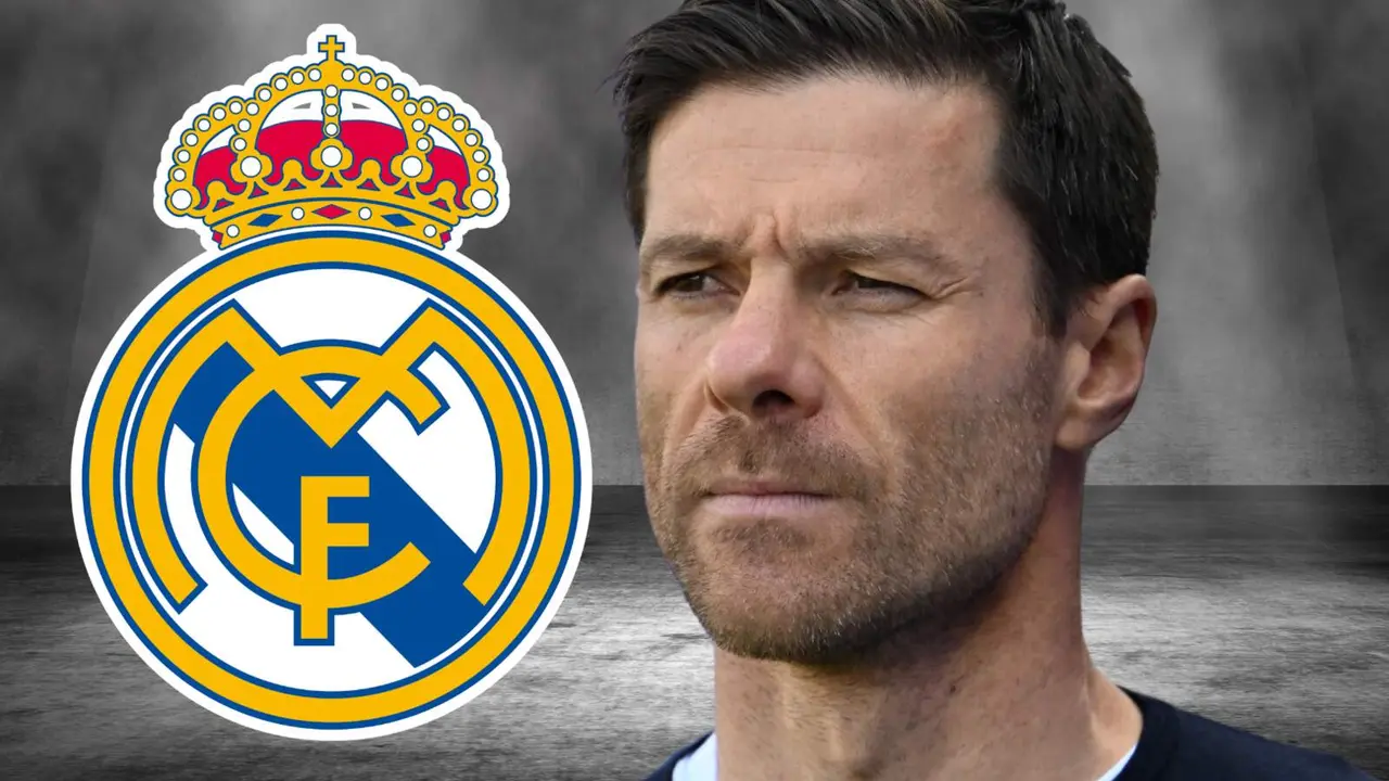 Xabi Alonso junto al escudo del Real Madrid.
