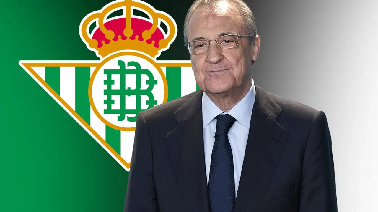 Florentino frente al escudo del Real Betis