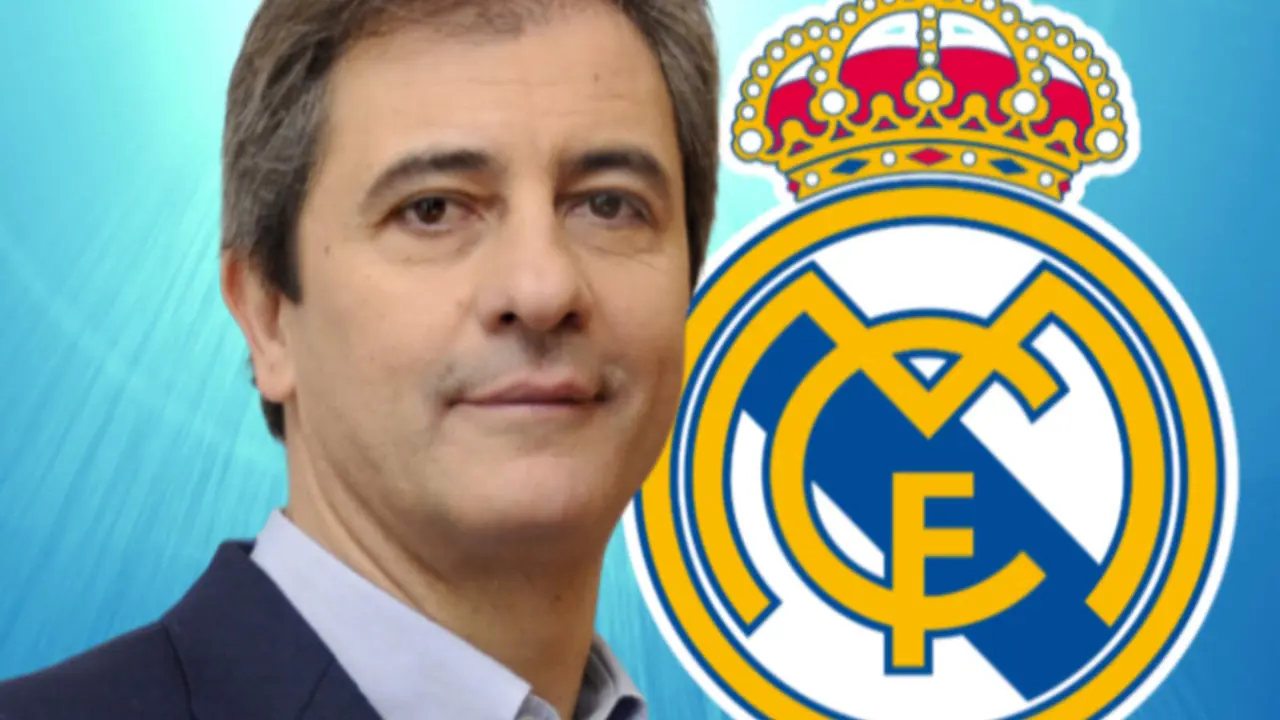 Manolo Lama frente al escudo del Real Madrid