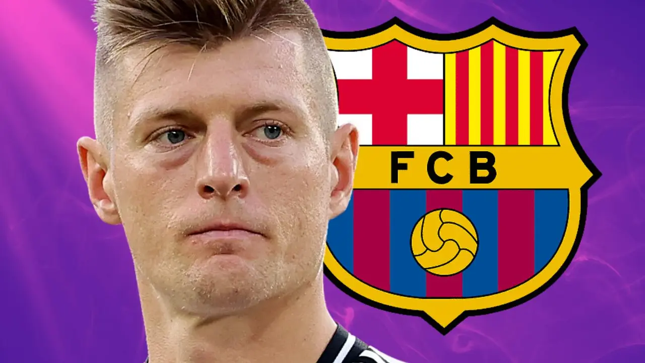 Toni Kroos junto al escudo del FC Barcelona.