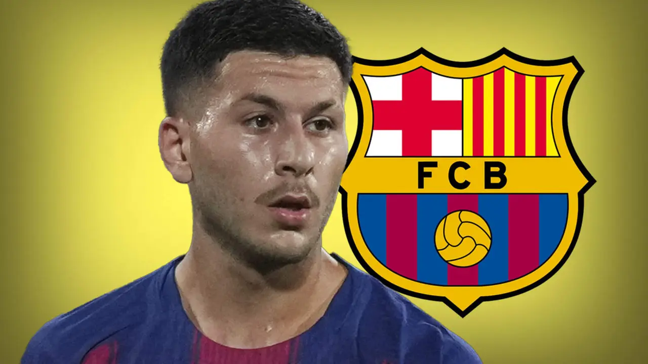 Roony Bardghji frente al escudo del FC Barcelona