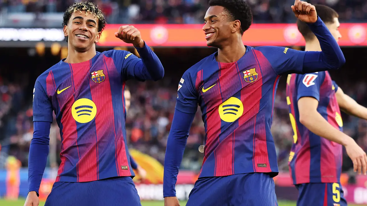 Lamine Yamal celebra un gol con Alejandro Balde.