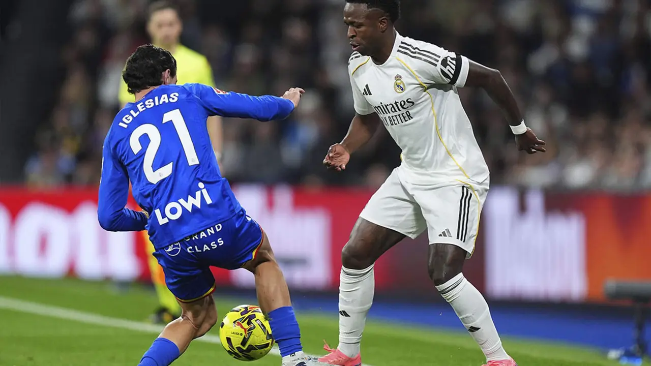 Vinicius encarando a Iglesias, del Getafe