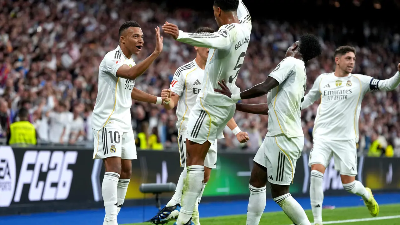 Los jugadores del Real Madrid celebran un gol.