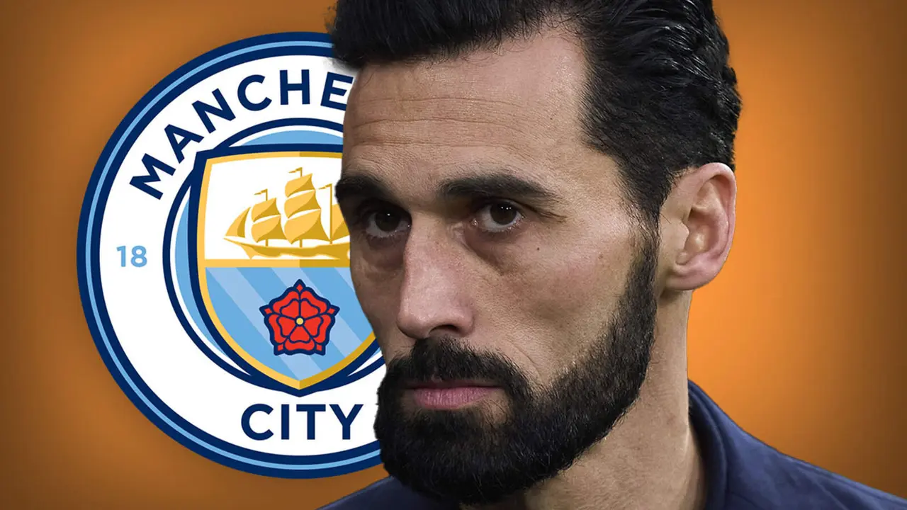 Arbeloa junto al escudo del Manchester City