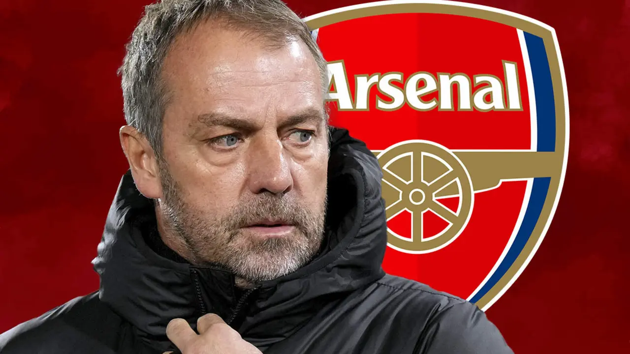Hansi Flick y el escudo del Arsenal