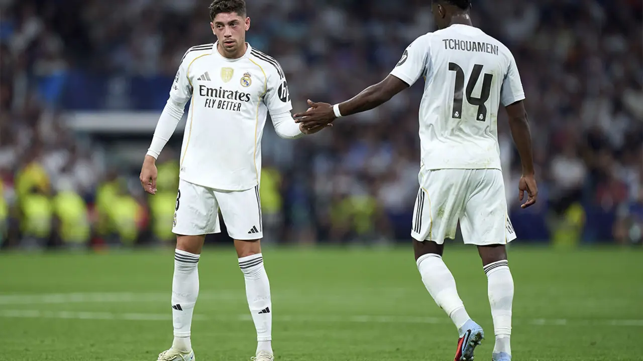 Fede Valverde y Tchouam&eacute;ni durante un partido | Getty Images