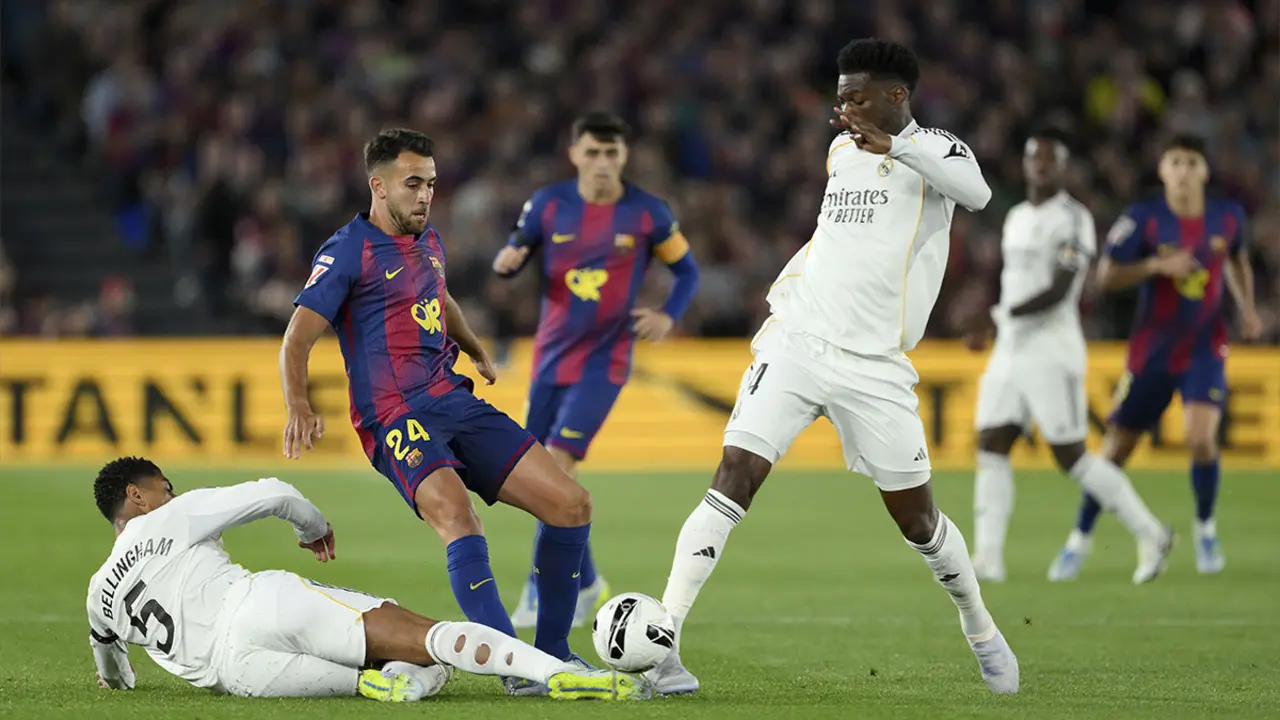 Bellingham, Eric Garc&iacute;a y Tchouam&eacute;ni, luchando una pelota | David Ramos (Getty Images)