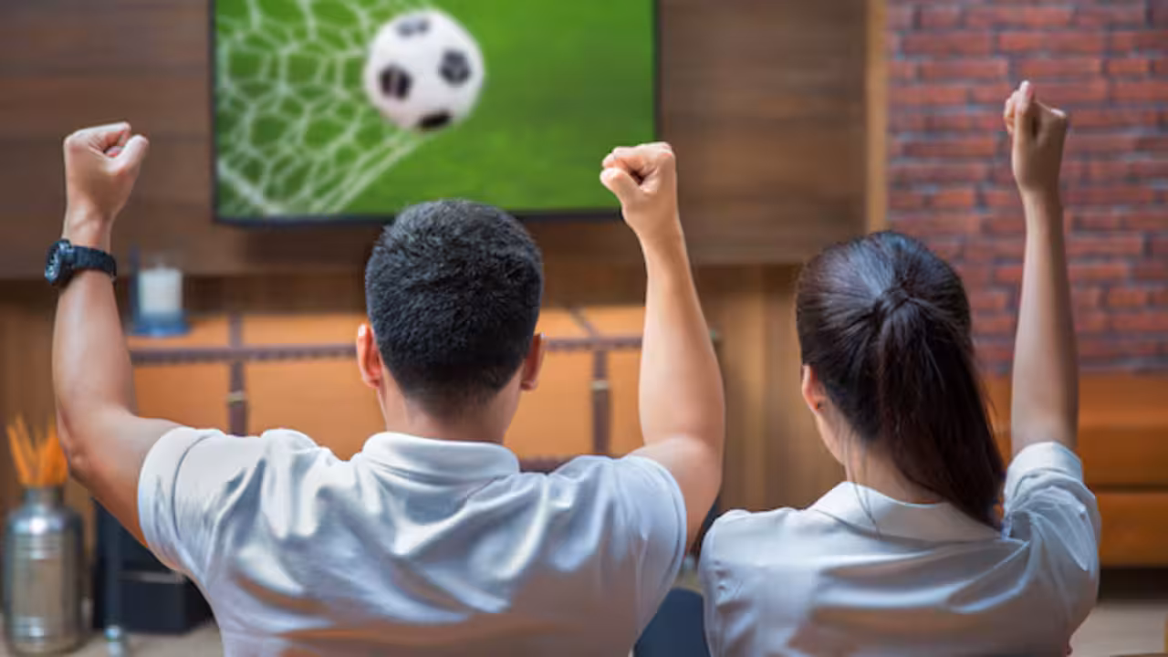 pareja-divirtiendose-viendo-partido-futbol_167657-450