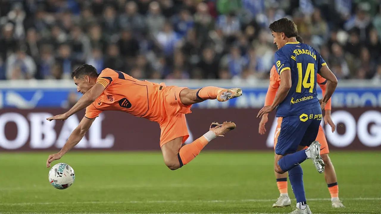 Lewandowski, en una acci&oacute;n del Alav&eacute;s 1-0 Bar&ccedil;a | Juan Manuel Serrano Arce (Getty Images)