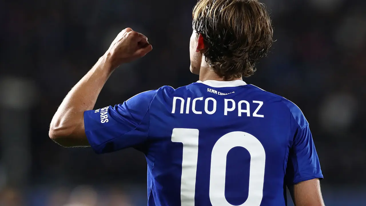 Nico Paz, de espaldas, celebrando un gol del Como | Getty Images