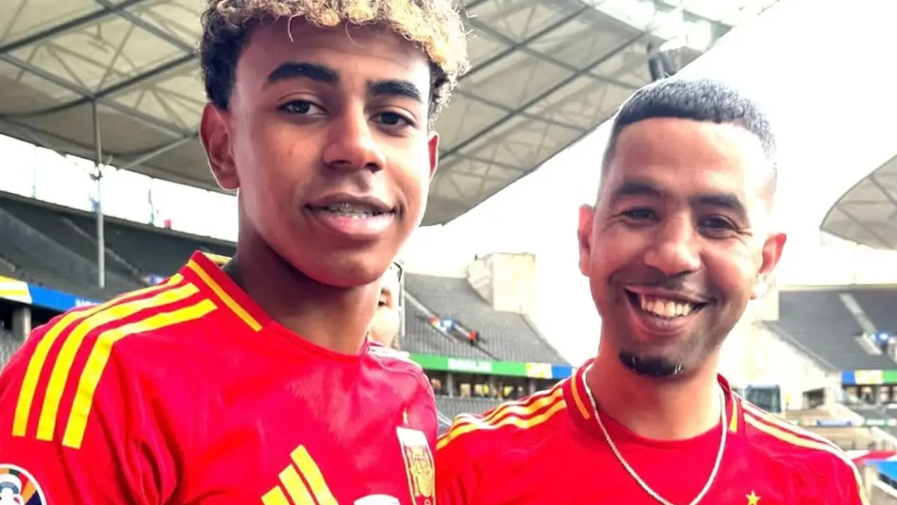 Lamine Yamal acompa&ntilde;ado de su padre, Mounir Nasraoui