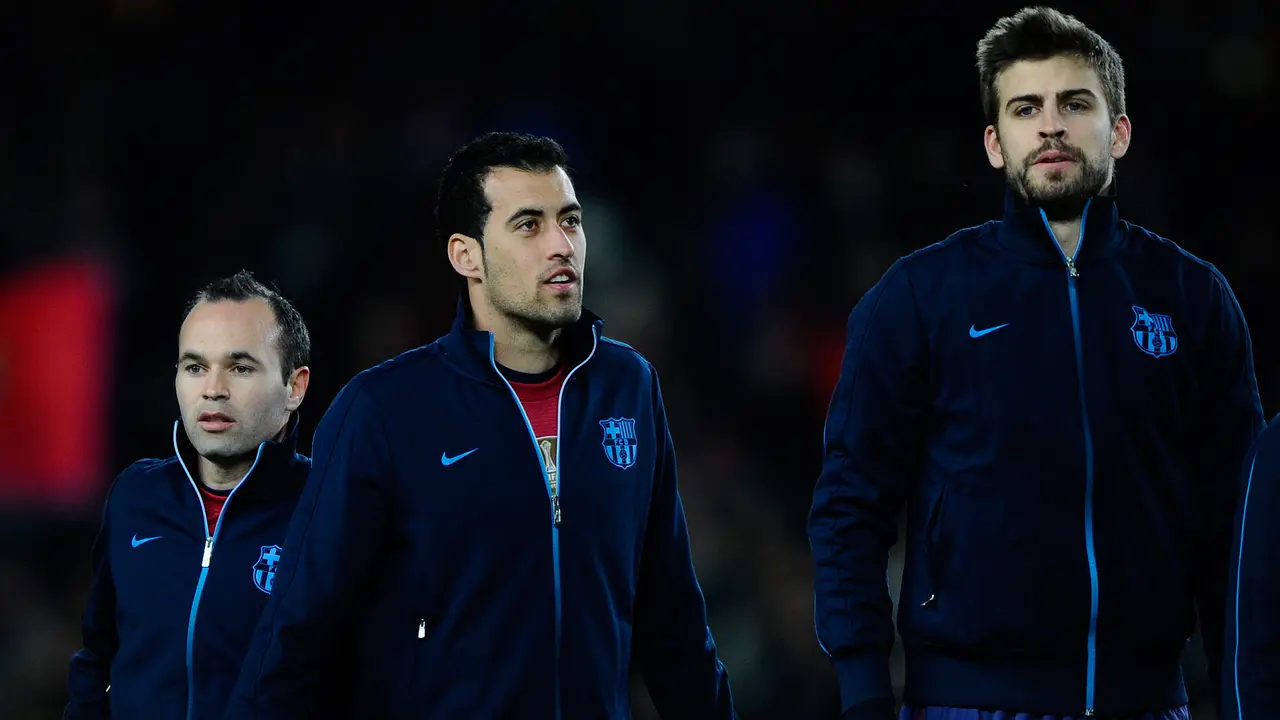 Andr&eacute;s Iniesta, Sergio Busquets y Gerard Piqu&eacute; antes de un partido con el FC Barcelona | Foto: David Ramos (Getty Images)
