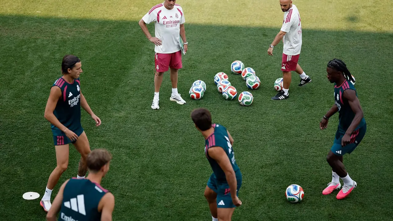 Jos&eacute; Mourinho mirando un rondo entre jugadores del Real Madrid | Foto: Real Madrid