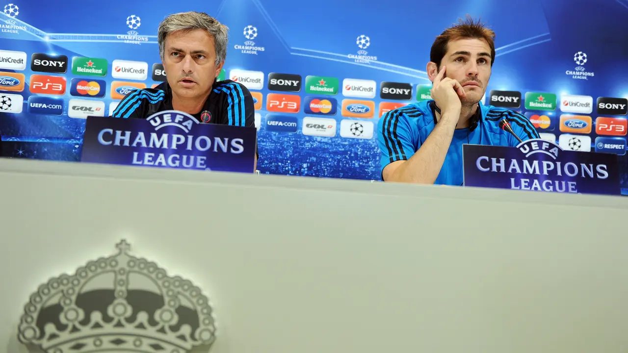 Mourinho junto a Iker Casillas en una conferencia de prensa. Fuente: Getty Images.