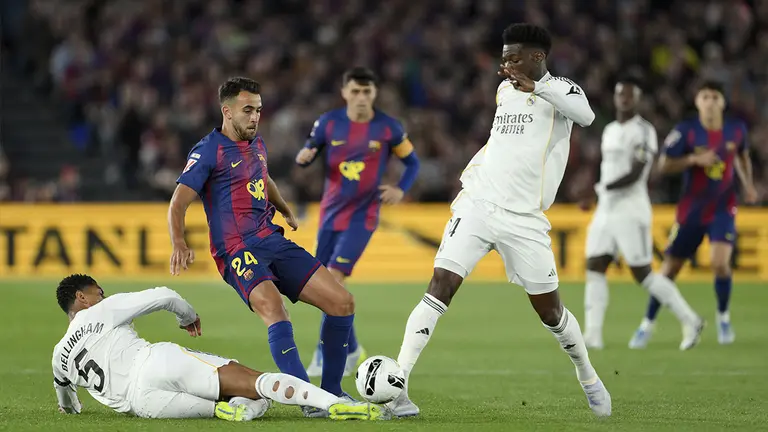 Bellingham, Eric Garc&iacute;a y Tchouam&eacute;ni, luchando una pelota | David Ramos (Getty Images)