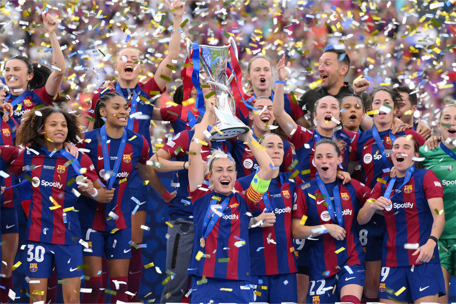 Alexia levantando, en Bilbao, la tercera Champions League del Barça Femenino | Getty Images