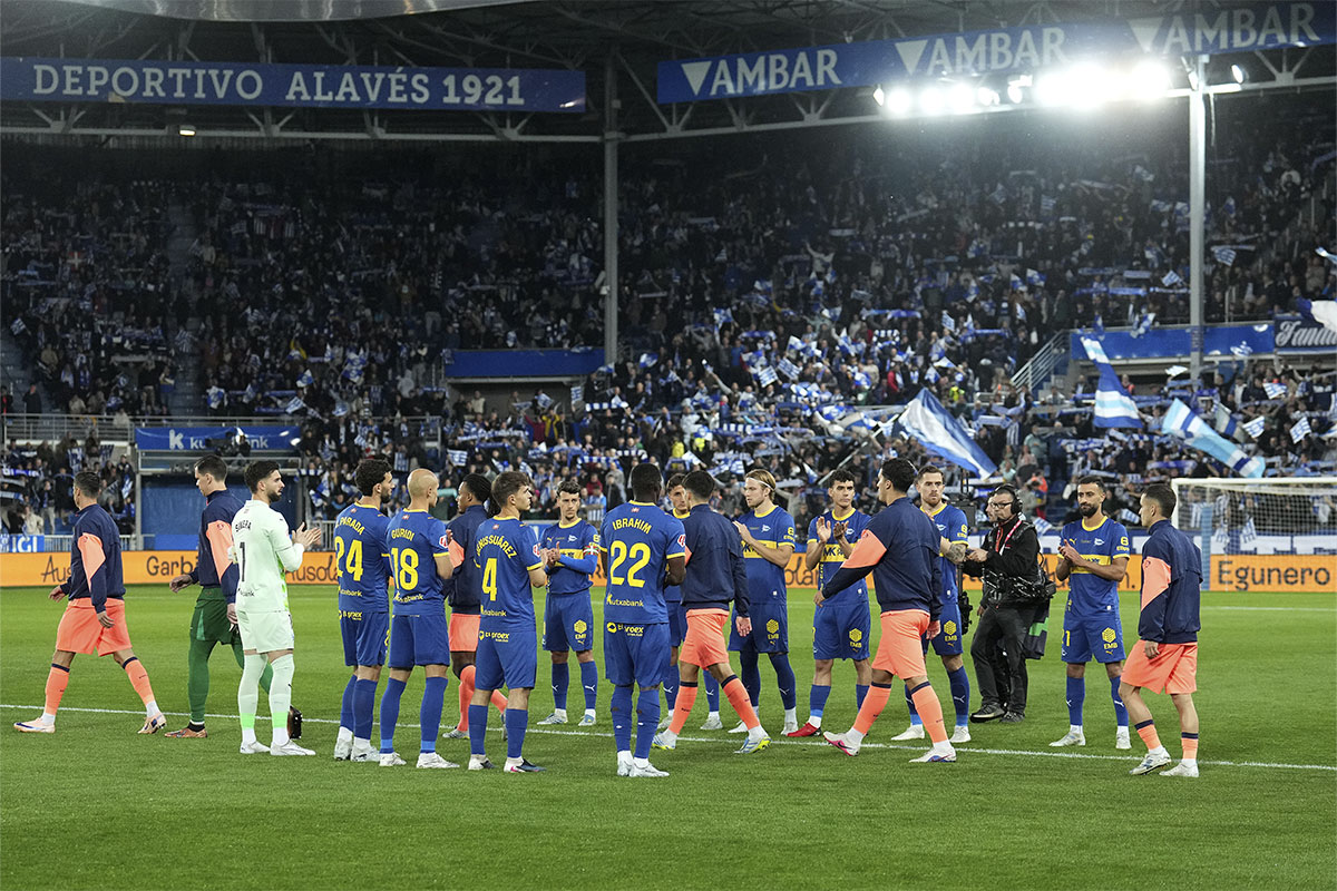 El Deportivo Alavés le hizo el pasillo de campeón al FC Barcelona | Juan Manuel Serrano Arce (Getty Images)