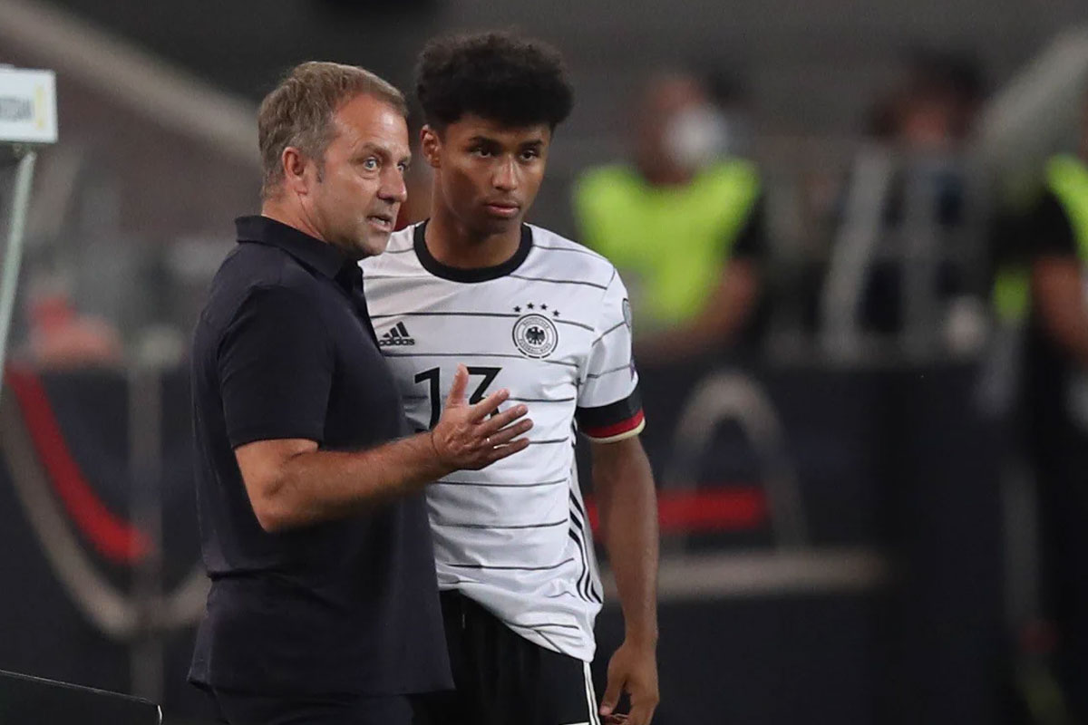 Hansi Flick con Adeyemi en Alemania | Foto: Getty Images