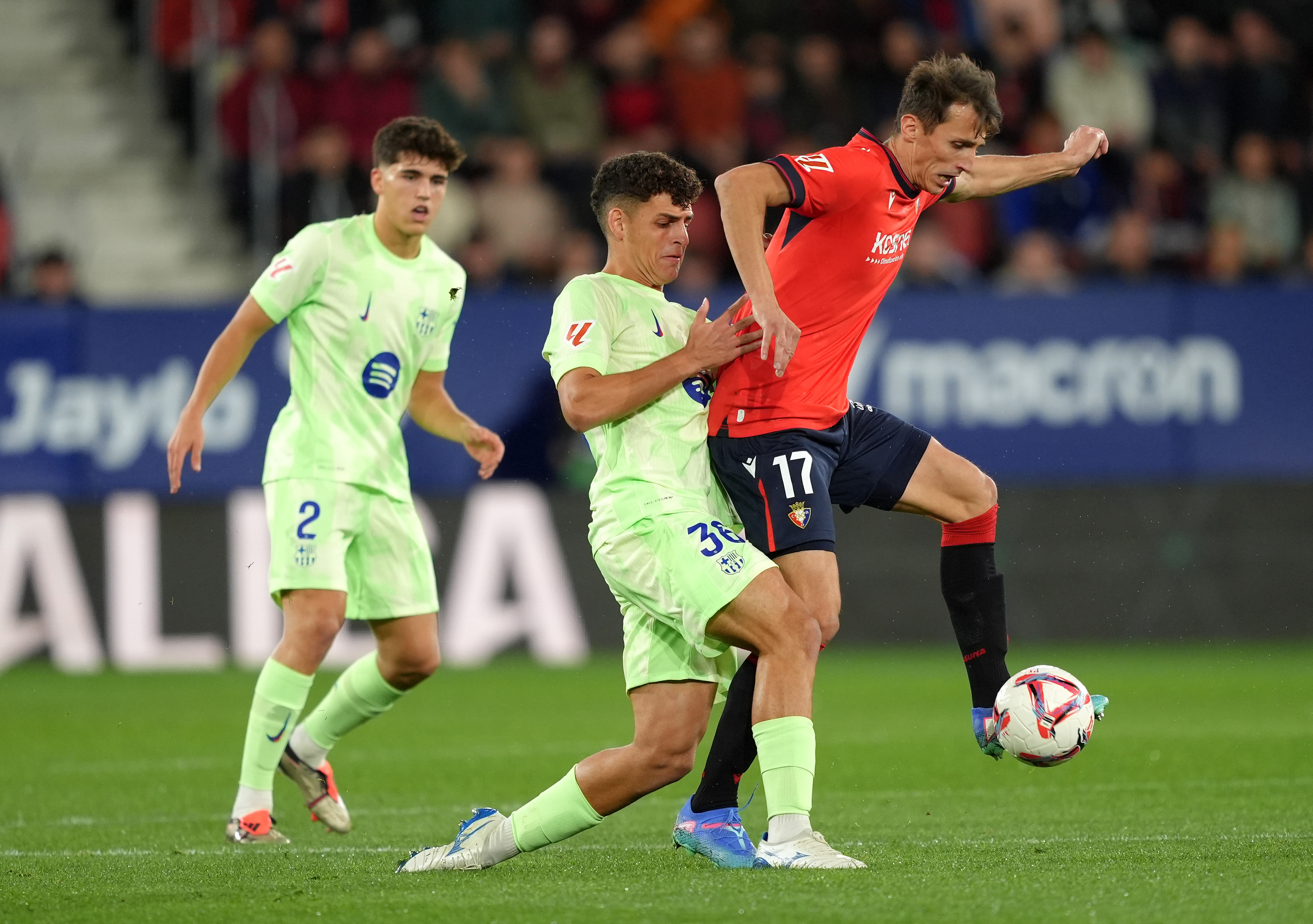 Sergi Domínguez en un partido con el primer equipo del FC Barcelona | Foto: Juan Manuel Serrano Arce (Getty Images)