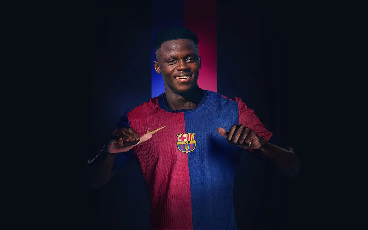 Abdul Aziz Isaah con la camiseta del Barça | Foto: FC Barcelona