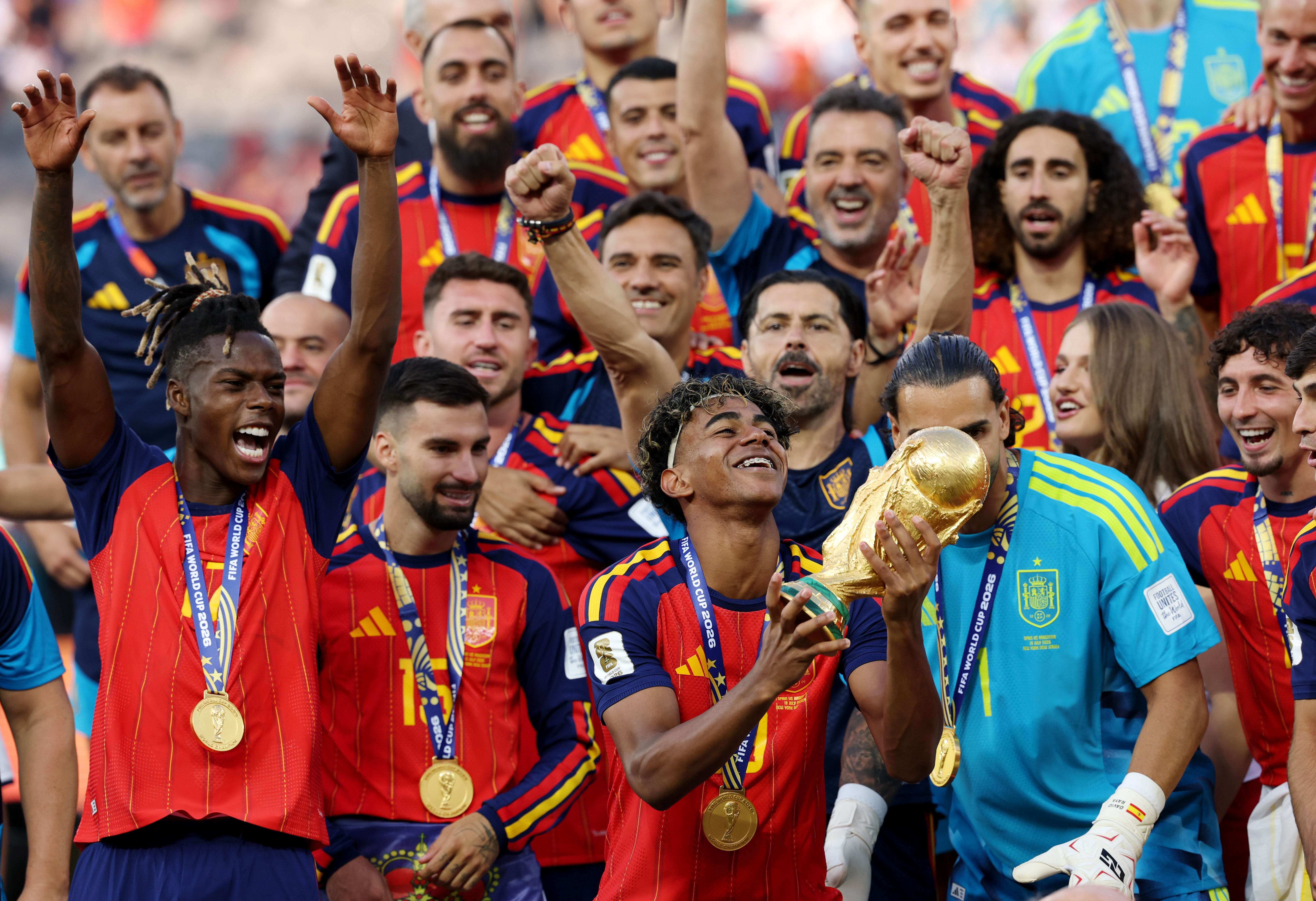 Lamine Yamal levantando la Copa del Mundo | Foto: Getty Images