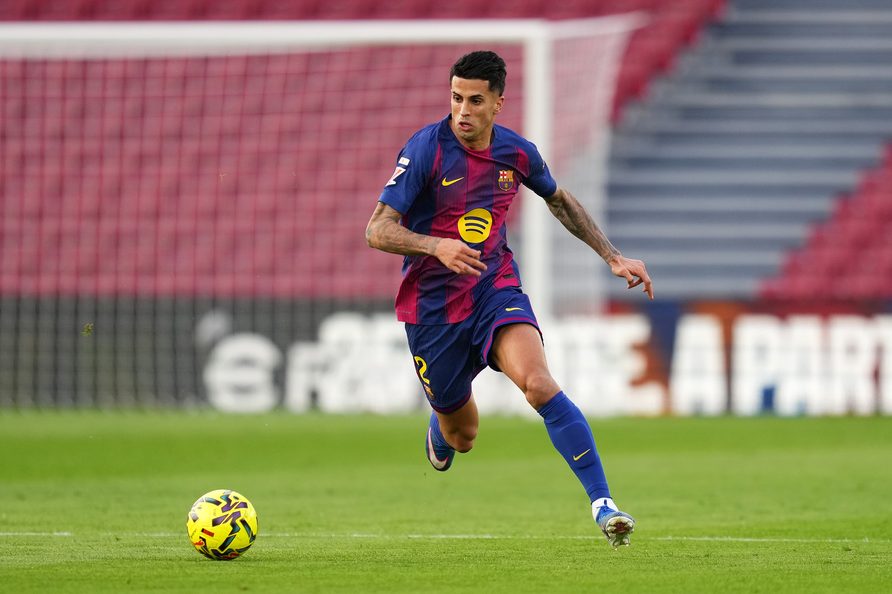 João Cancelo en un partido con el Barça | Foto: Alex Caparros (Getty Images)