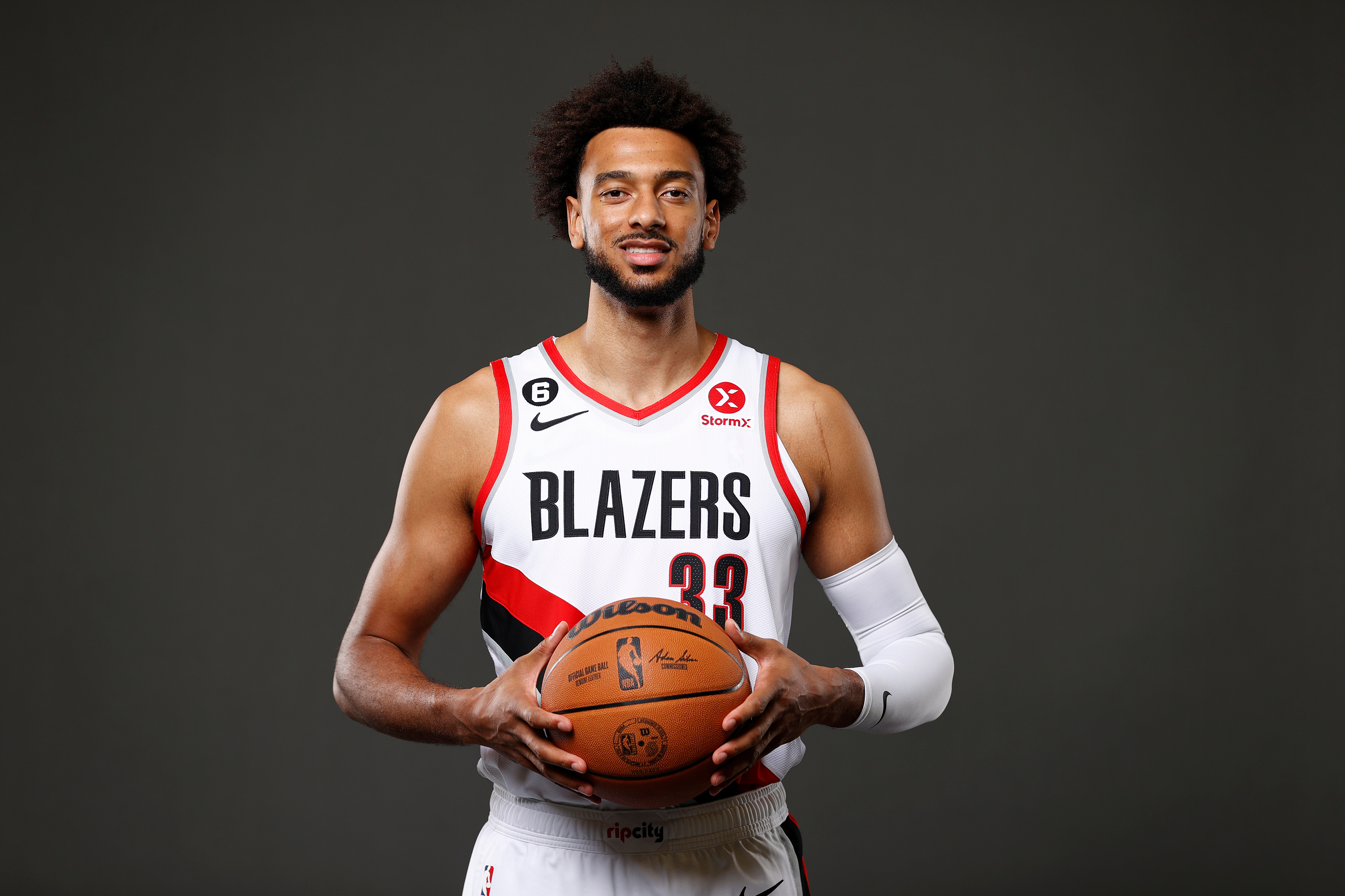 Olivier Sarr con la camiseta de Portland Trail Blazers | Foto: Steph Chambers (Getty Images)