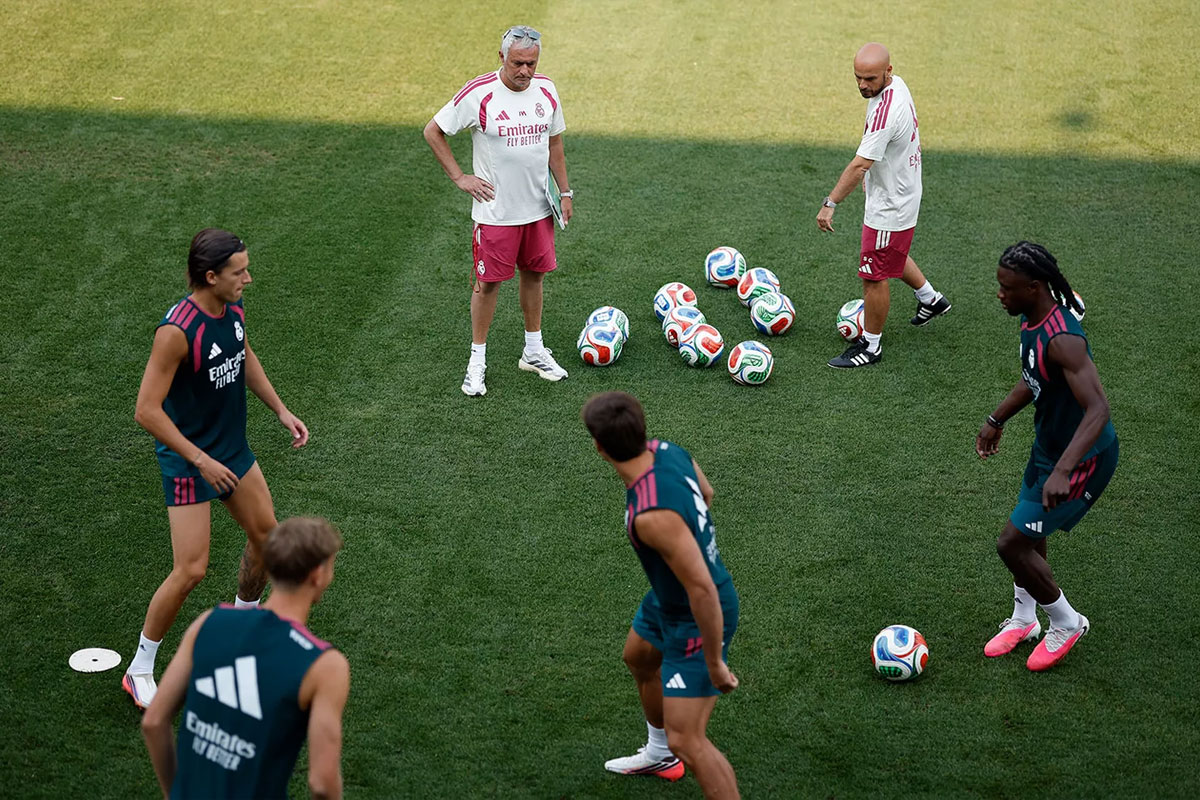 José Mourinho mirando un rondo entre jugadores del Real Madrid | Foto: Real Madrid