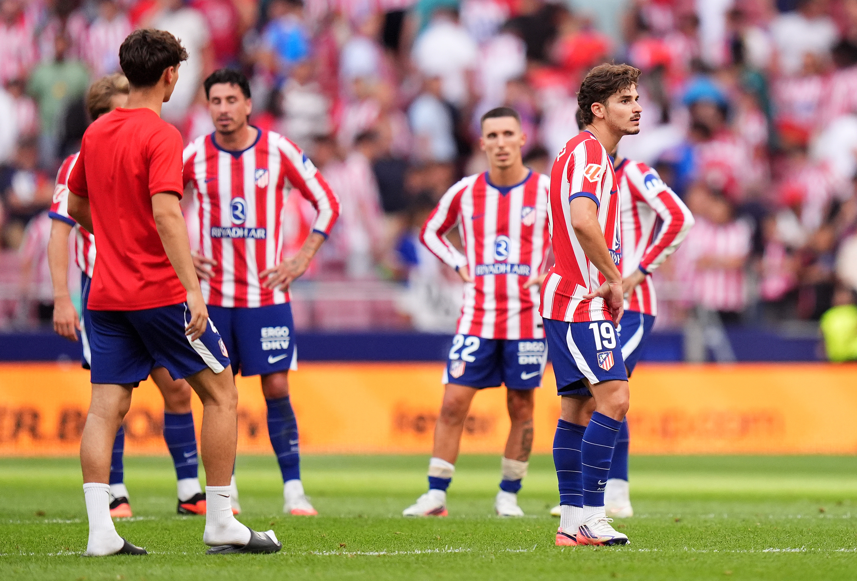 Julián Álvarez junto a sus compañeros del Atlético en el Metropolitano | Foto: Angel Martinez (Getty Images)